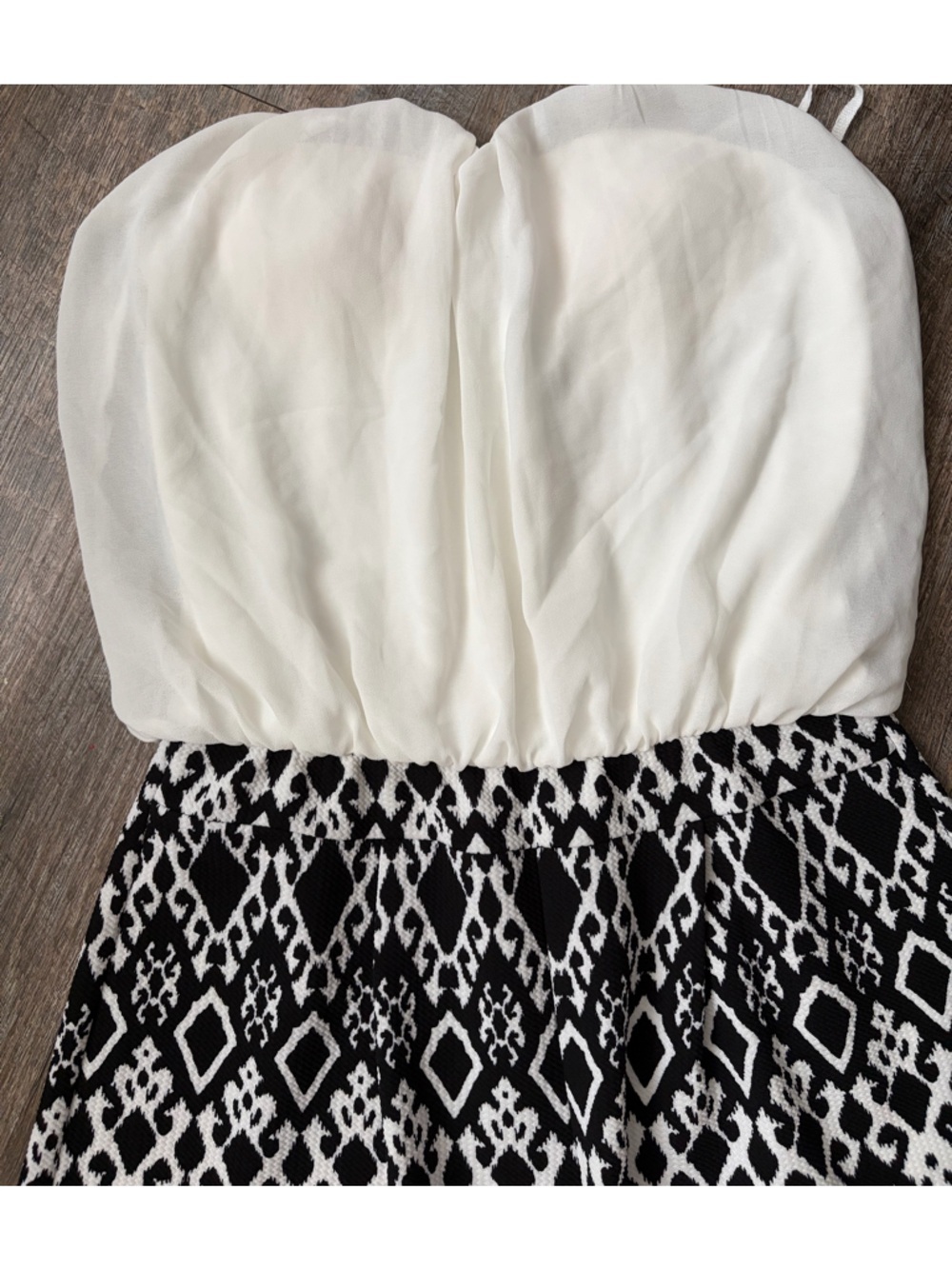 🌸 $10 SALE 🌸 Women’s Romper Size Large - Picture 3 of 4